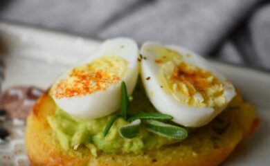 crostini con avocado e uova di quaglia