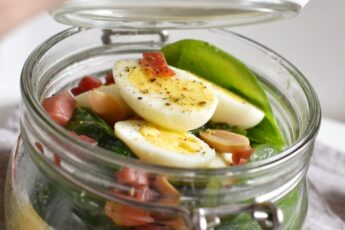 insalata di spinacini e uova di quaglia
