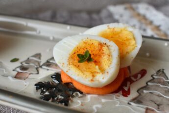 uova di quaglia su nido di carote