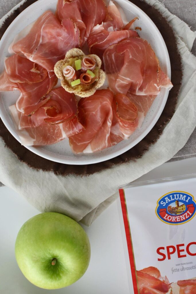 antipasto con mele e speck