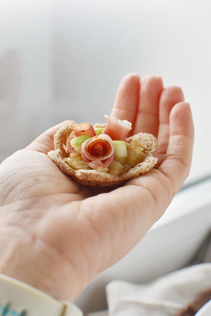 fiori di pane con mele, porri e speck