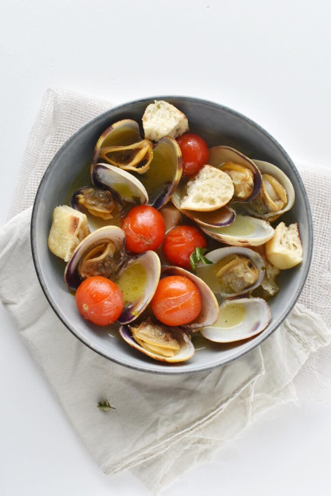 zuppetta di vongole, pomodoro e peperoncino