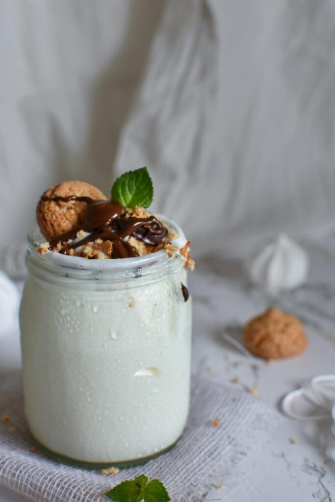 Gelato yogurt, amaretti e cioccolato